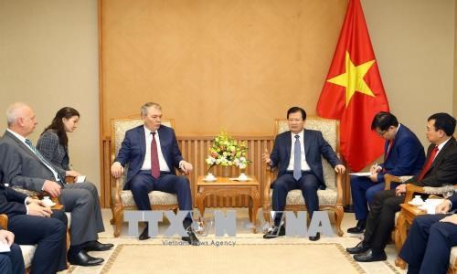 Phó thủ tướng Chính phủ Trịnh Đình Dũng tiếp đồng chí Leonid Ivanovich Kalashnikov, Ủy viên Đoàn Chủ tịch, Bí thư Trung ương Đảng Cộng sản Liên bang Nga.